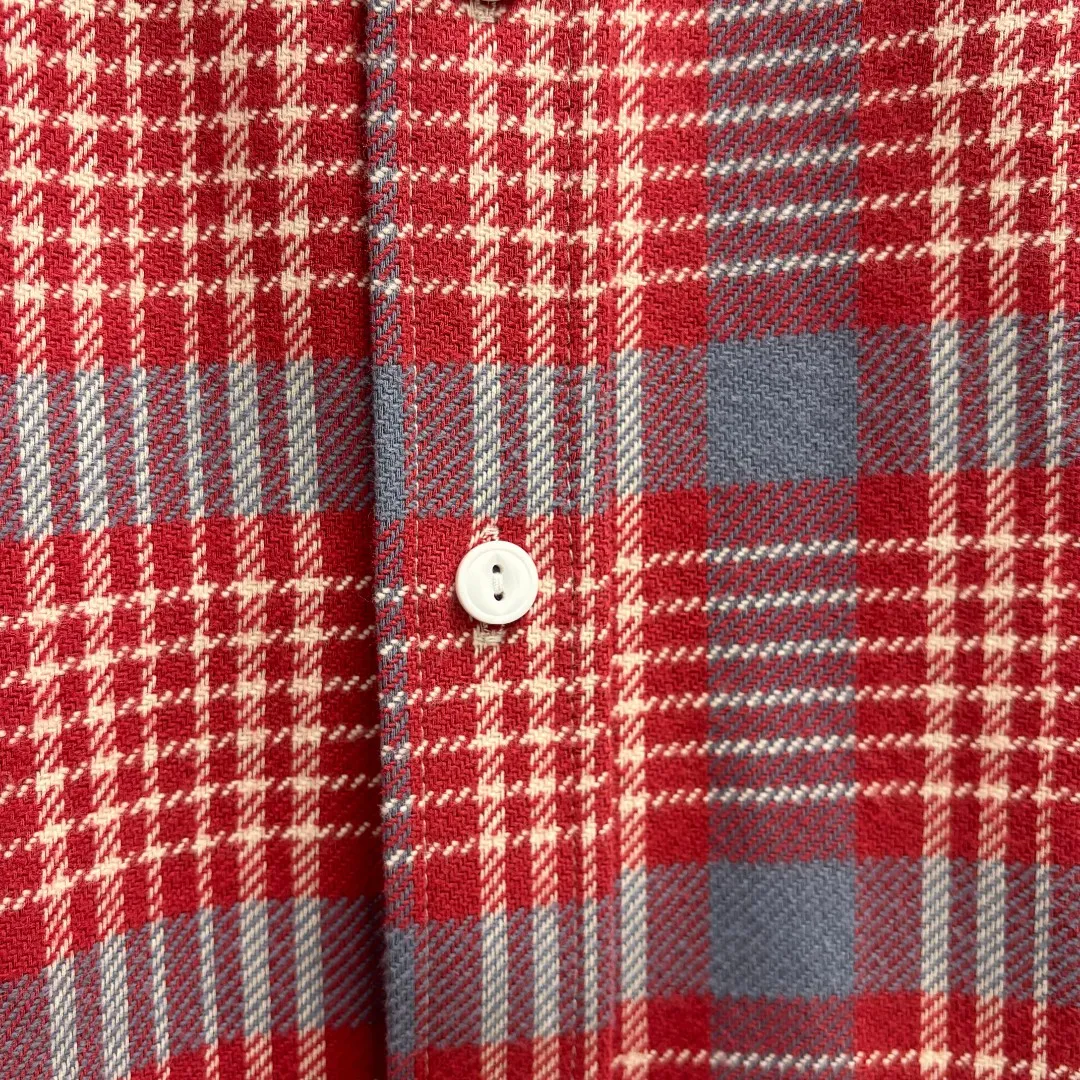 P280 Ralph Lauren/Ralph Lauren brushed pure cotton plaid shirt is made of 100% pure cotton material. The cotton fiber is naturally mild and non-irritating to the skin. It is suitable for people of all skin types. It is then treated with a sanding process. The fluff can effectively lock the air and form a heat insulation layer to enhance the thermal insulation performance of the fabric. It is endowed with reactive printing and dyeing through high-density weaving. The color is bright and the sanding process makes the surface of the fabric more wear-resistant and less prone to fading and pilling. Loose fit and three-dimensional upper body with smooth and natural lines. From the shoulder line to the waist line to the hem, the line transition is smooth without unnecessary folds or accumulation. The whole body is neat and stretched. The chest is embellished with the iconic pony embroidery. It is simple but highly recognizable. The color transition of the embroidery thread is natural. The stitches are even and consistent in size. The stitches can also be connected naturally. The lines are smooth and not stiff. Size: S M L XL